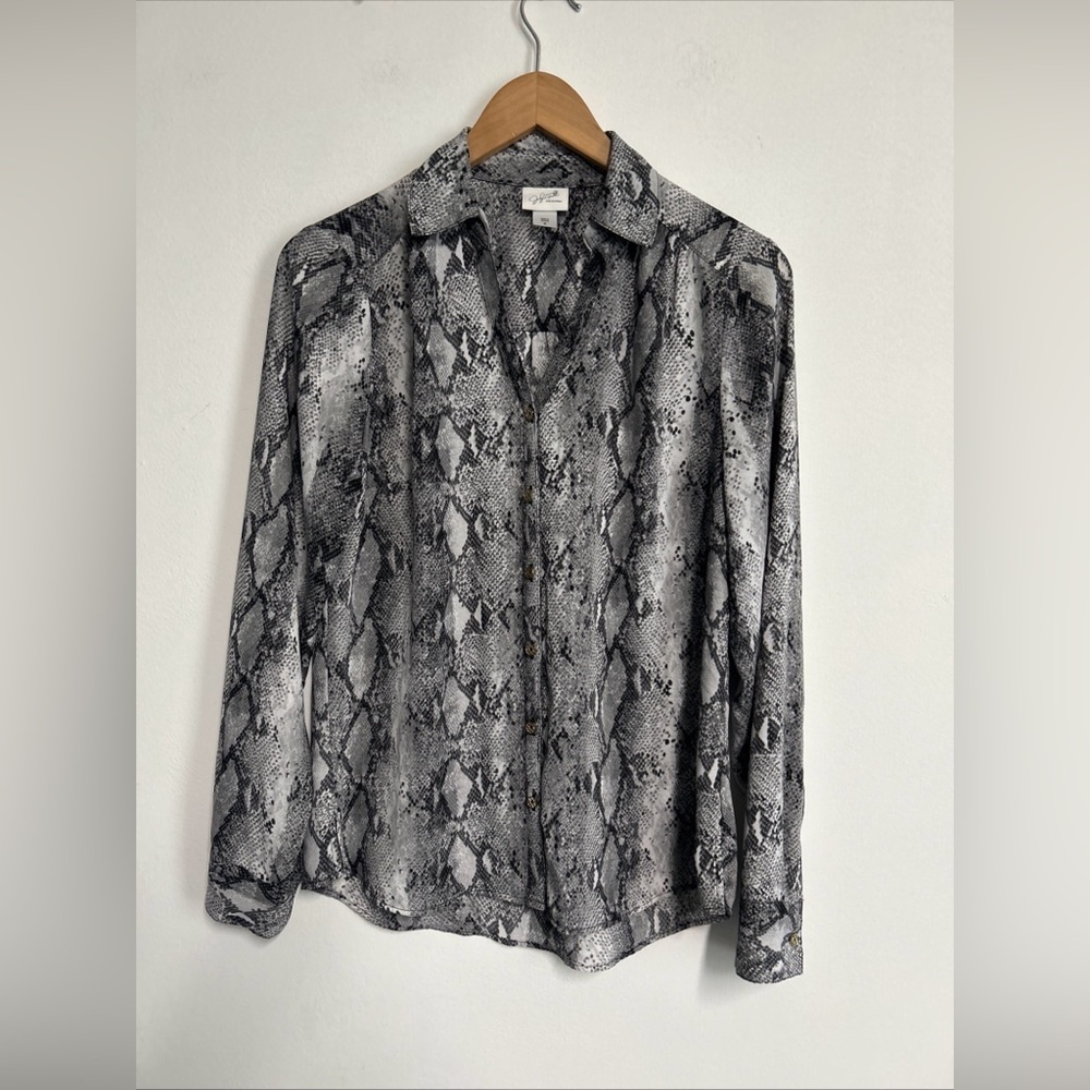 Jaclyn Smith Women’s Medium‎ Animal Print Button Blouse Long Sleeve Altered